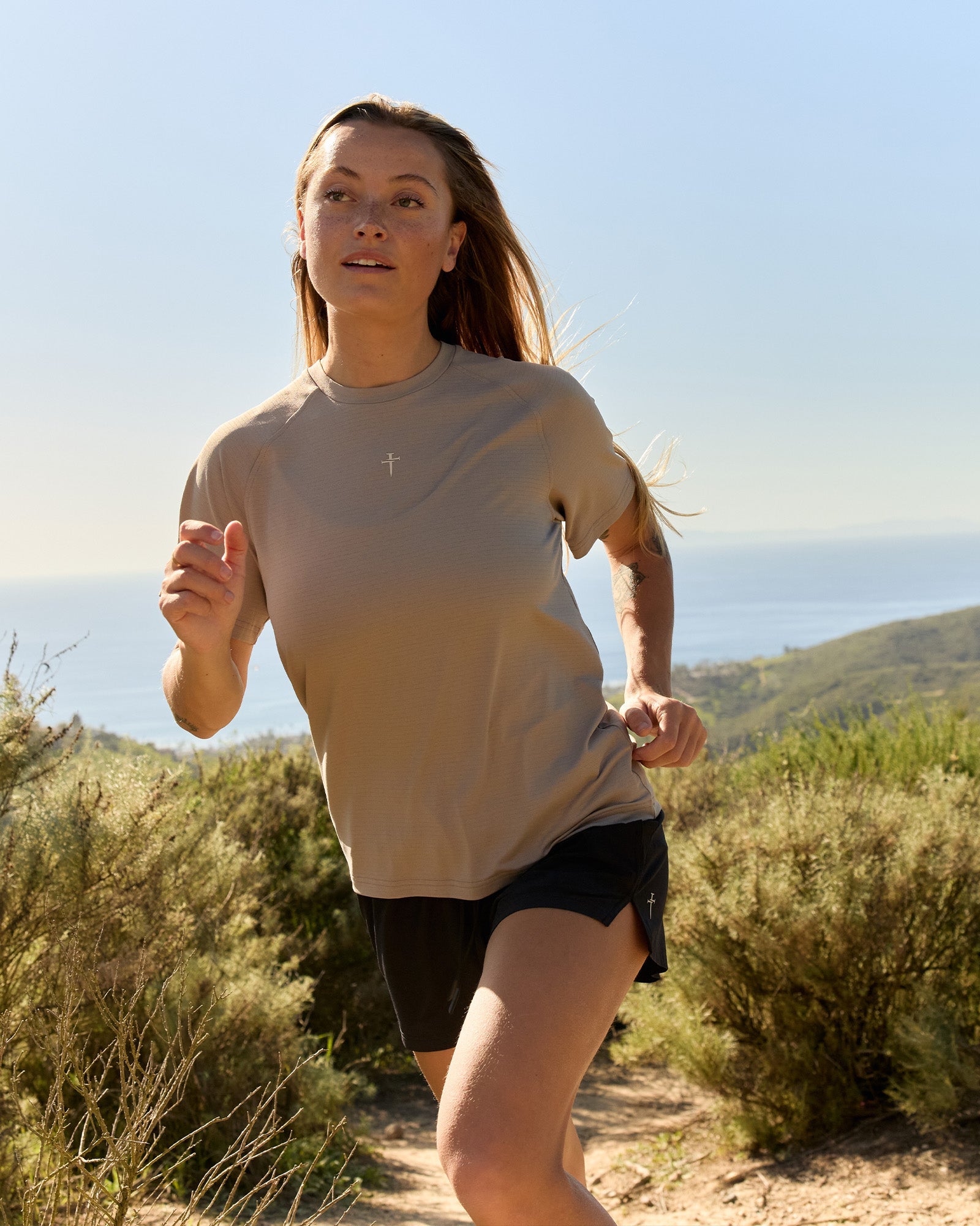 Women's Aion-Lite™ Relaxed Tee "Cross" - Sand